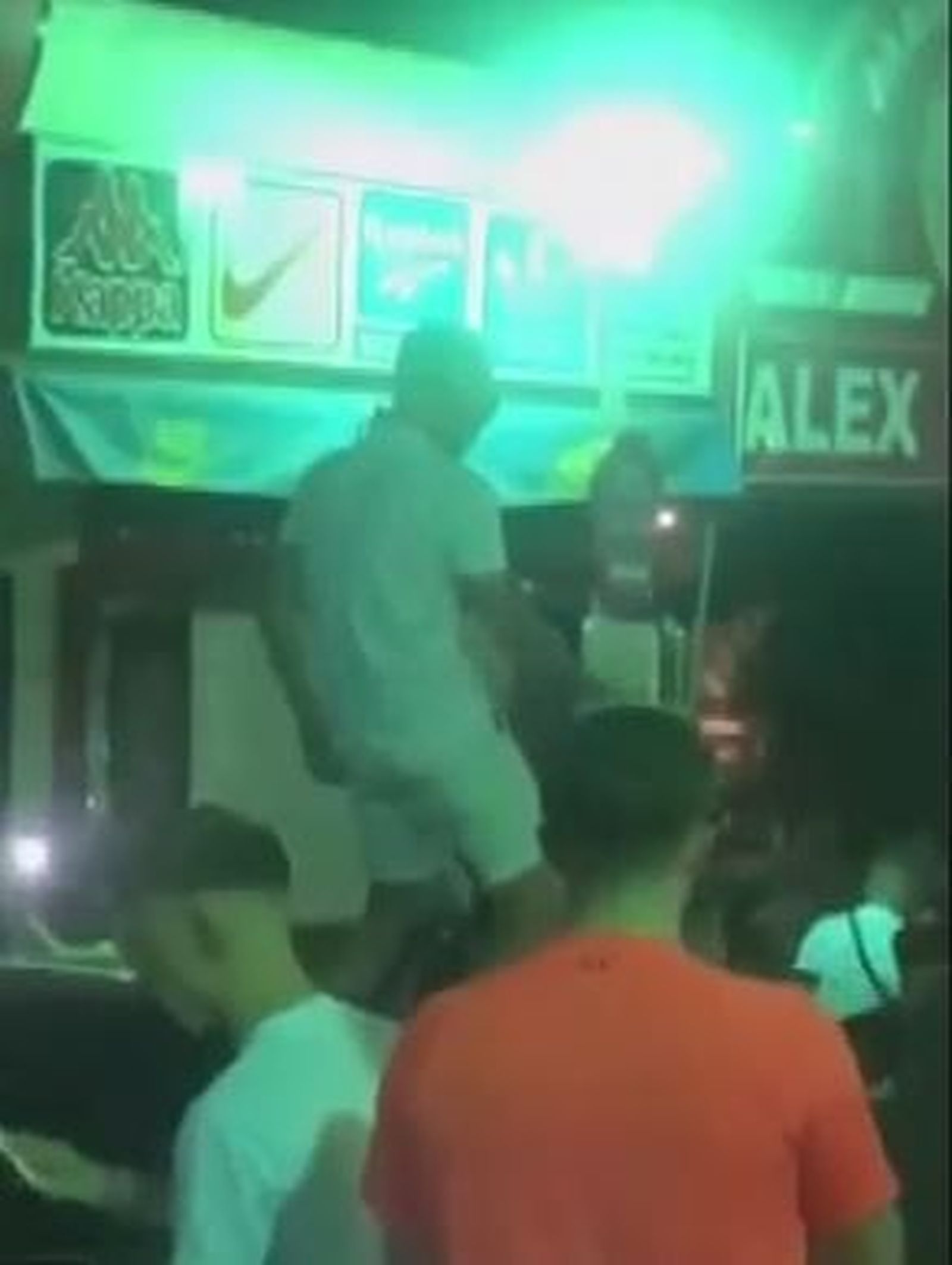 Sin mascarillas ni medidas de seguridad, así son las peligrosas fiestas de los turistas en Magaluf