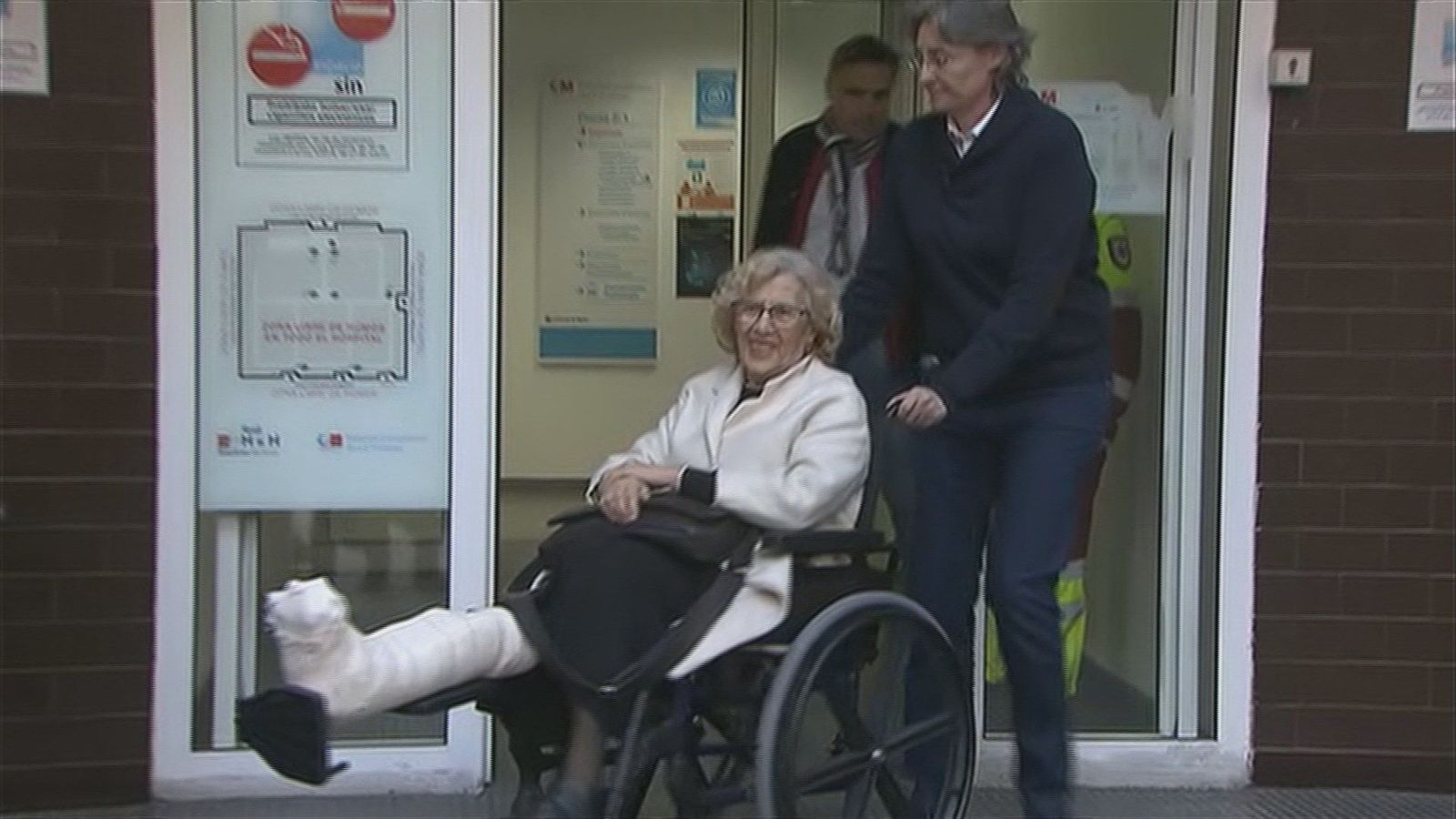 Carmena deja el hospital tras ser tratada de una infección en el tobillo