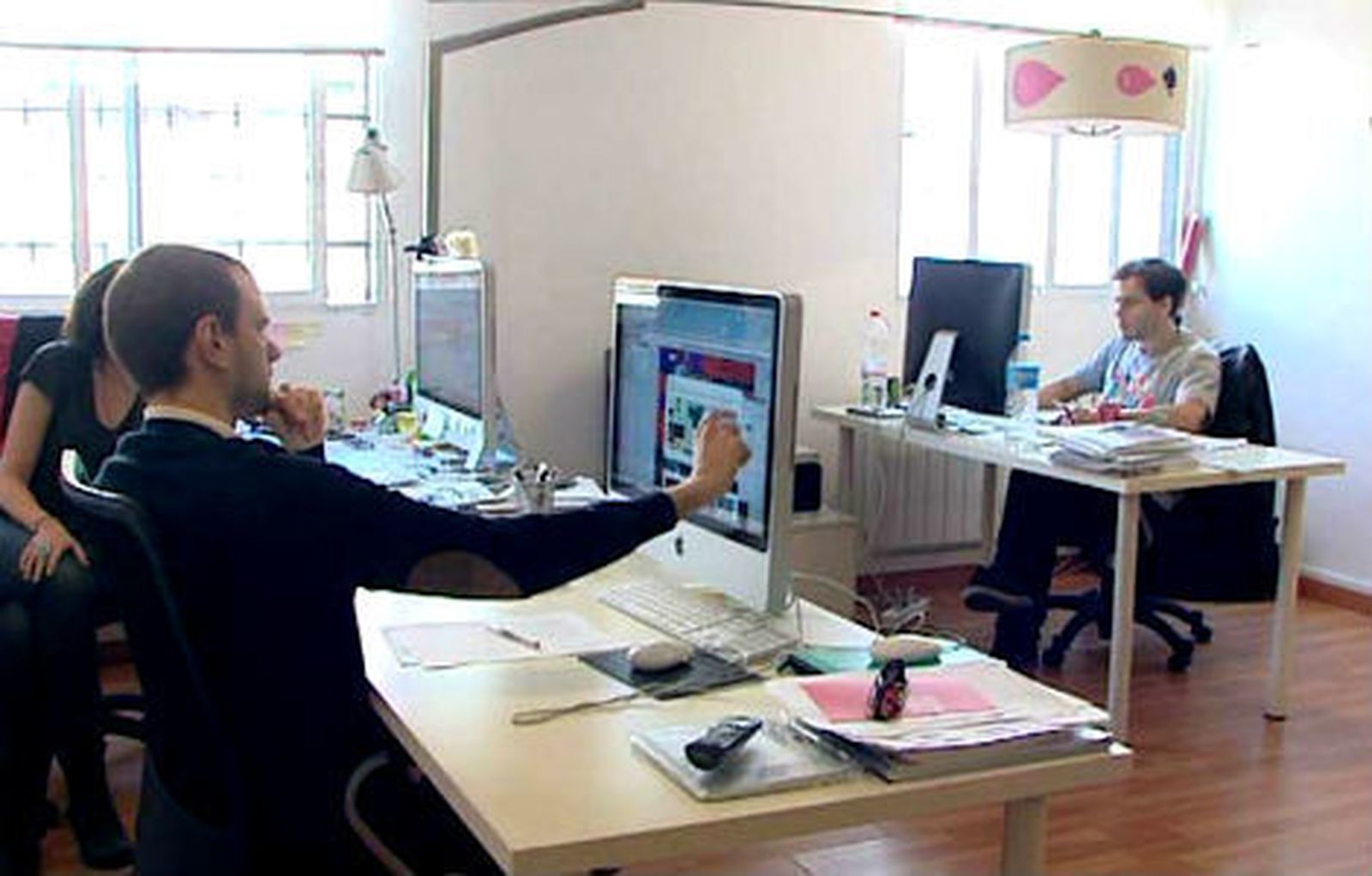El paro registra una caída récord de 310.400 personas  y se crean 402.400 empleos
