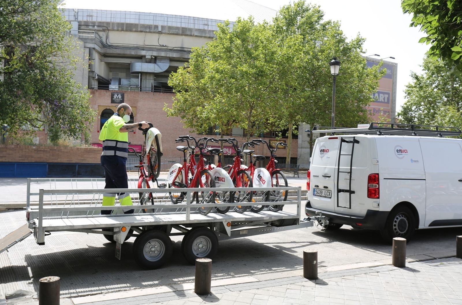 Un operario municipal repone bicicletas en Leganés