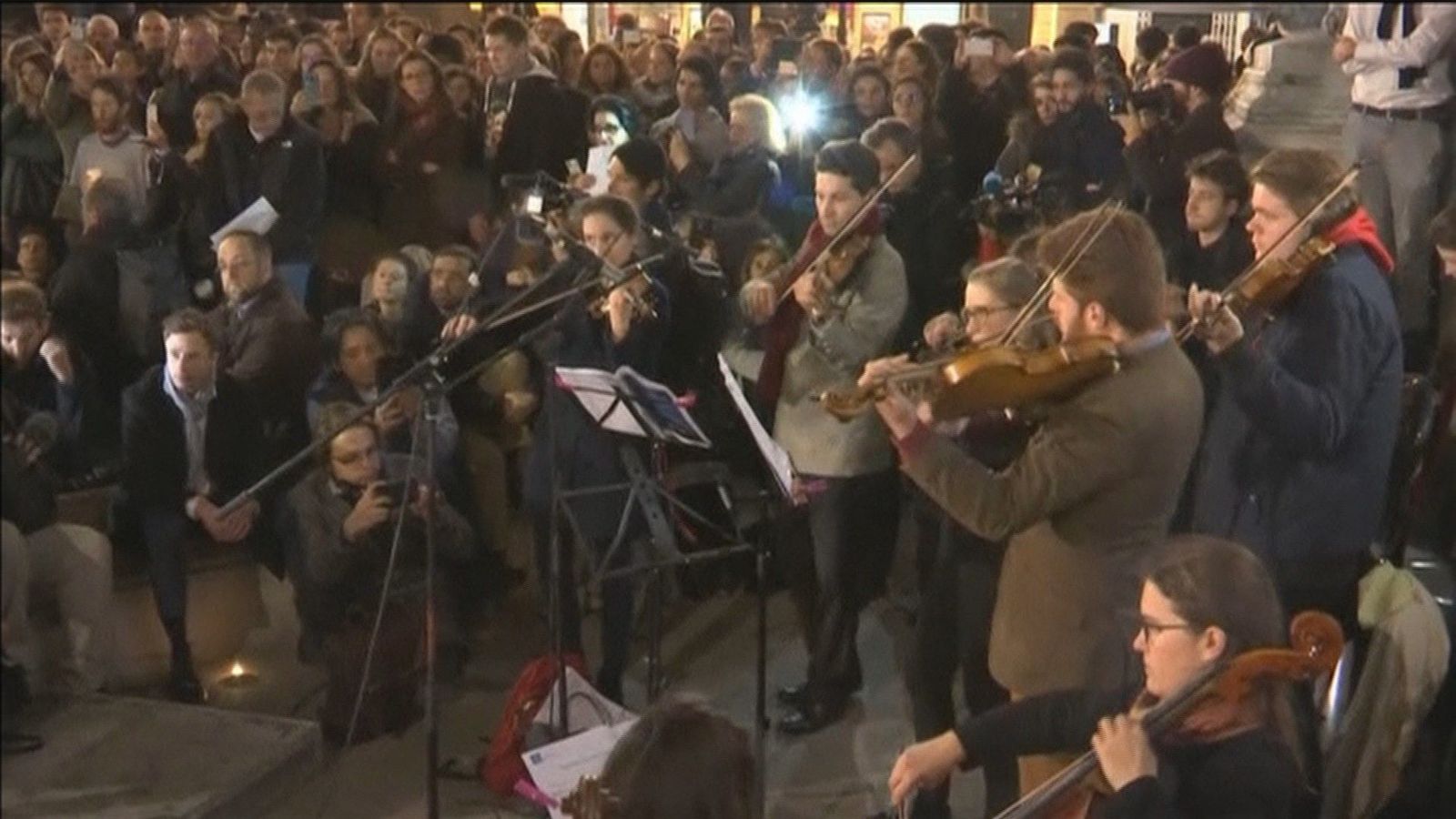 París sigue llorando por Notre Dame
