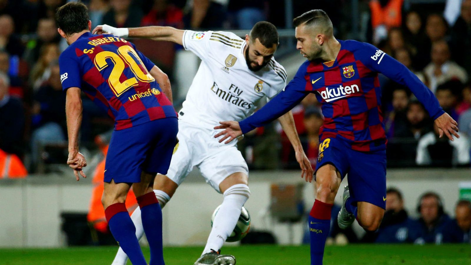 Benzema ante Jordi Alba y Sergi Roberto