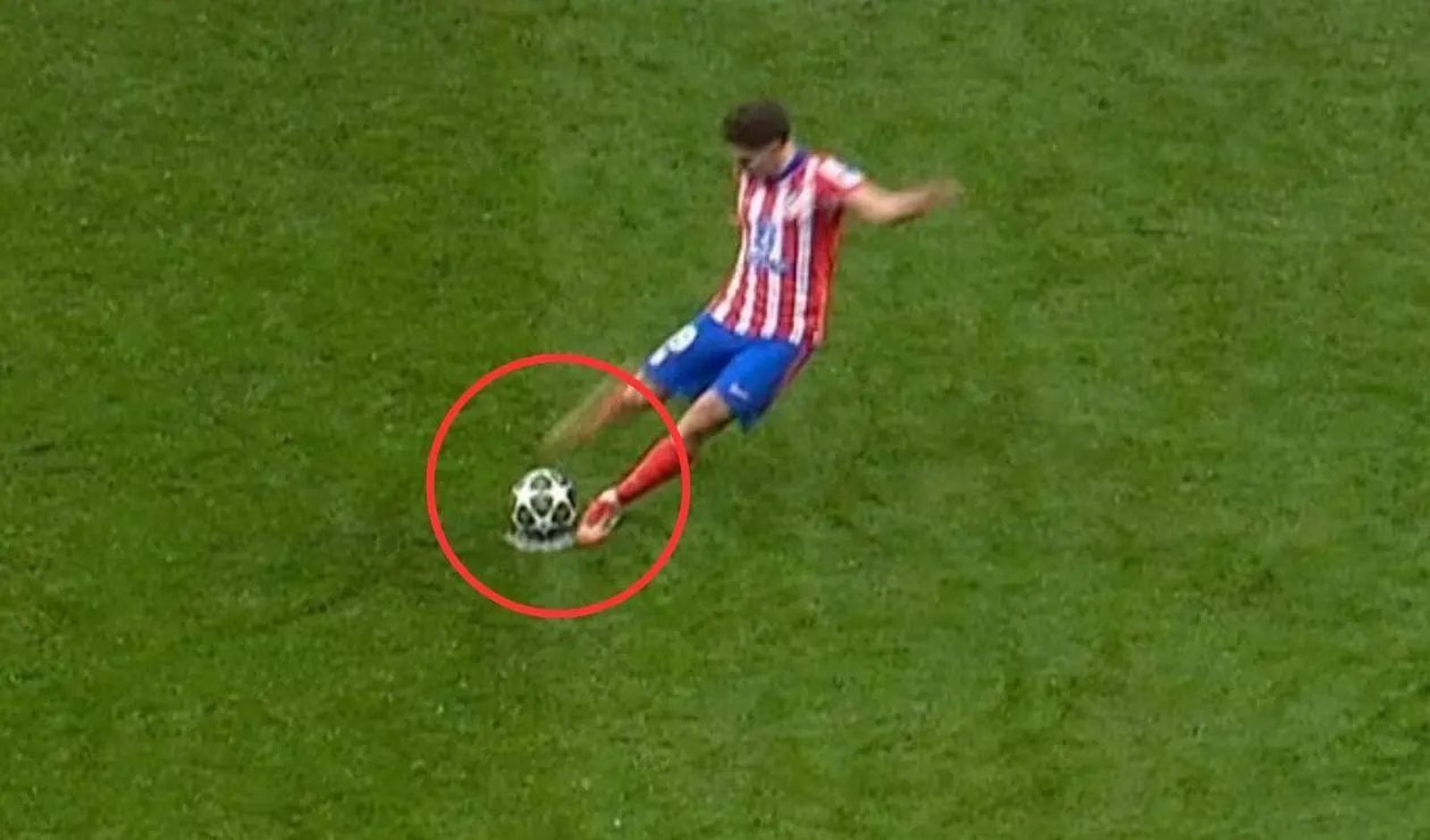 ¿Hubo doble toque en el penalti anulado a Julián Alvarez?