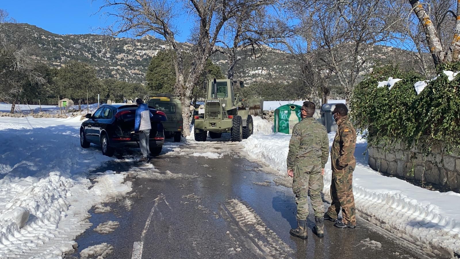 Equipos militares en la retirada de nieve de Hoyo de Manzanares