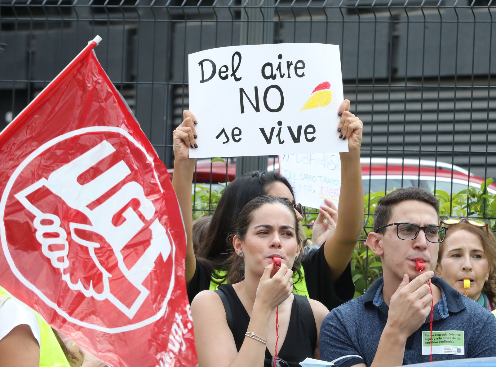 Tripulantes de cabina de Iberia express en una manifestación