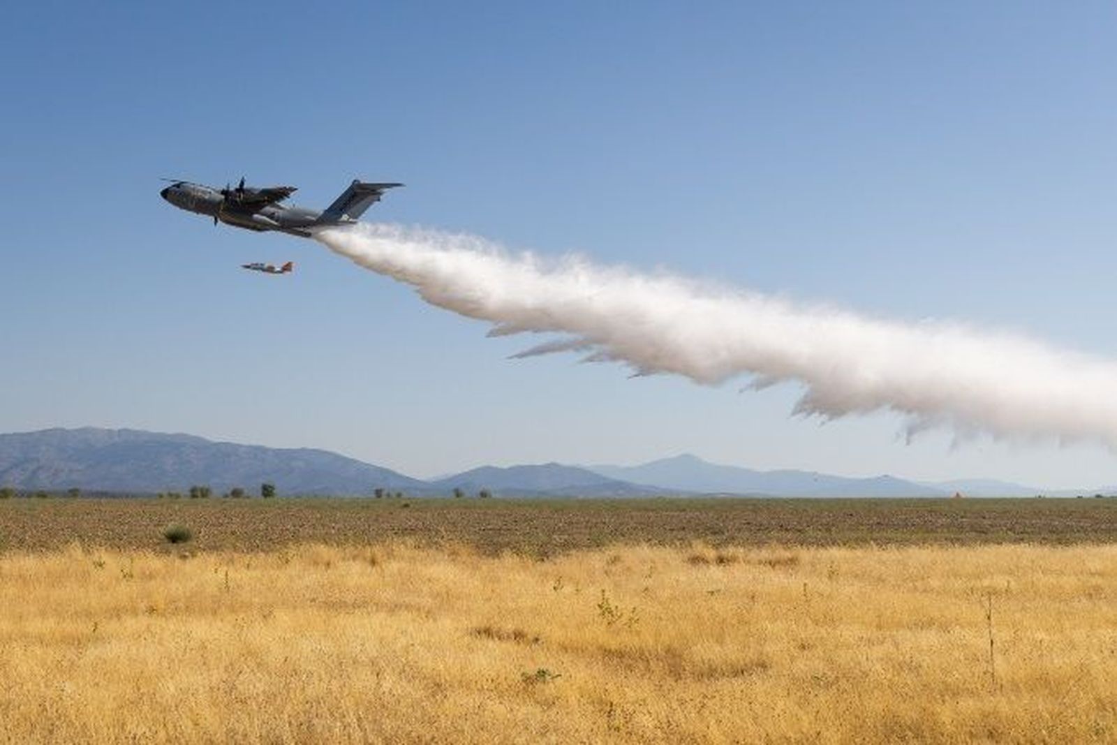 Airbus prueba con éxito el kit de extinción de incendios del avión de transporte A400M