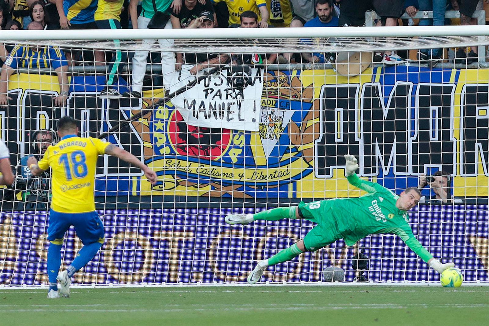 Lunin detiene un penalti a Alvaro Negredo