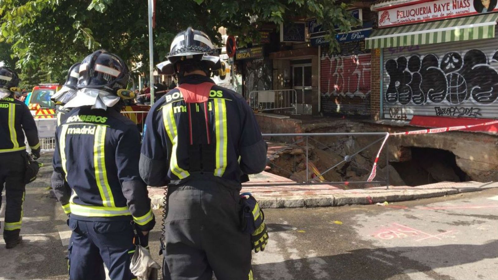 Los vecinos afectados por el socavón de La Elipa no podrán regresar por ahora a sus casas