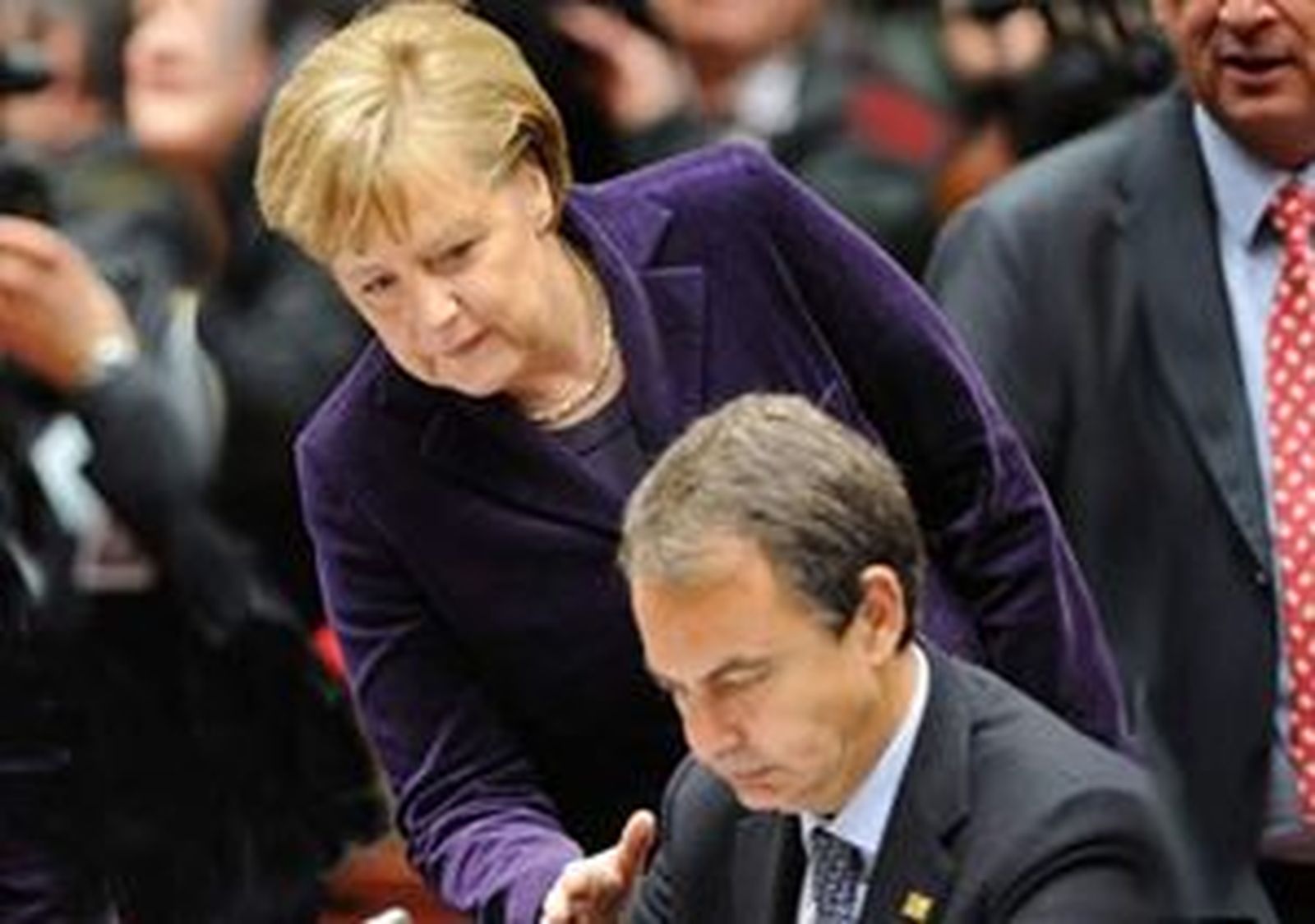 La UE decide ampliar el fonde de rescate a países