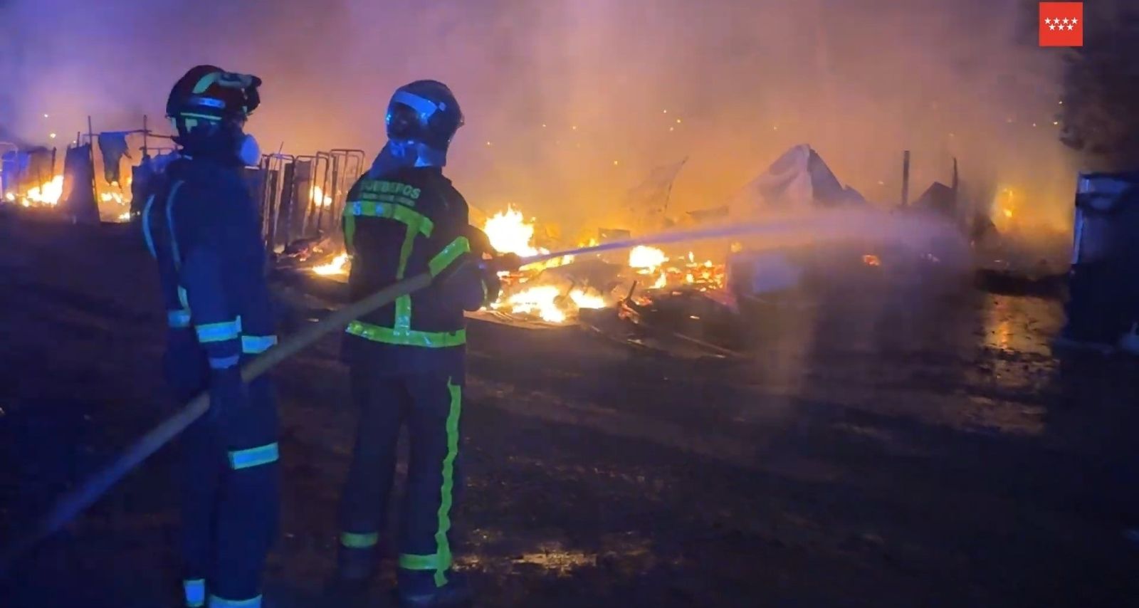 Dos bomberos de la Comunidad de Madrid en el incendio de infraviviendas en Leganés Norte