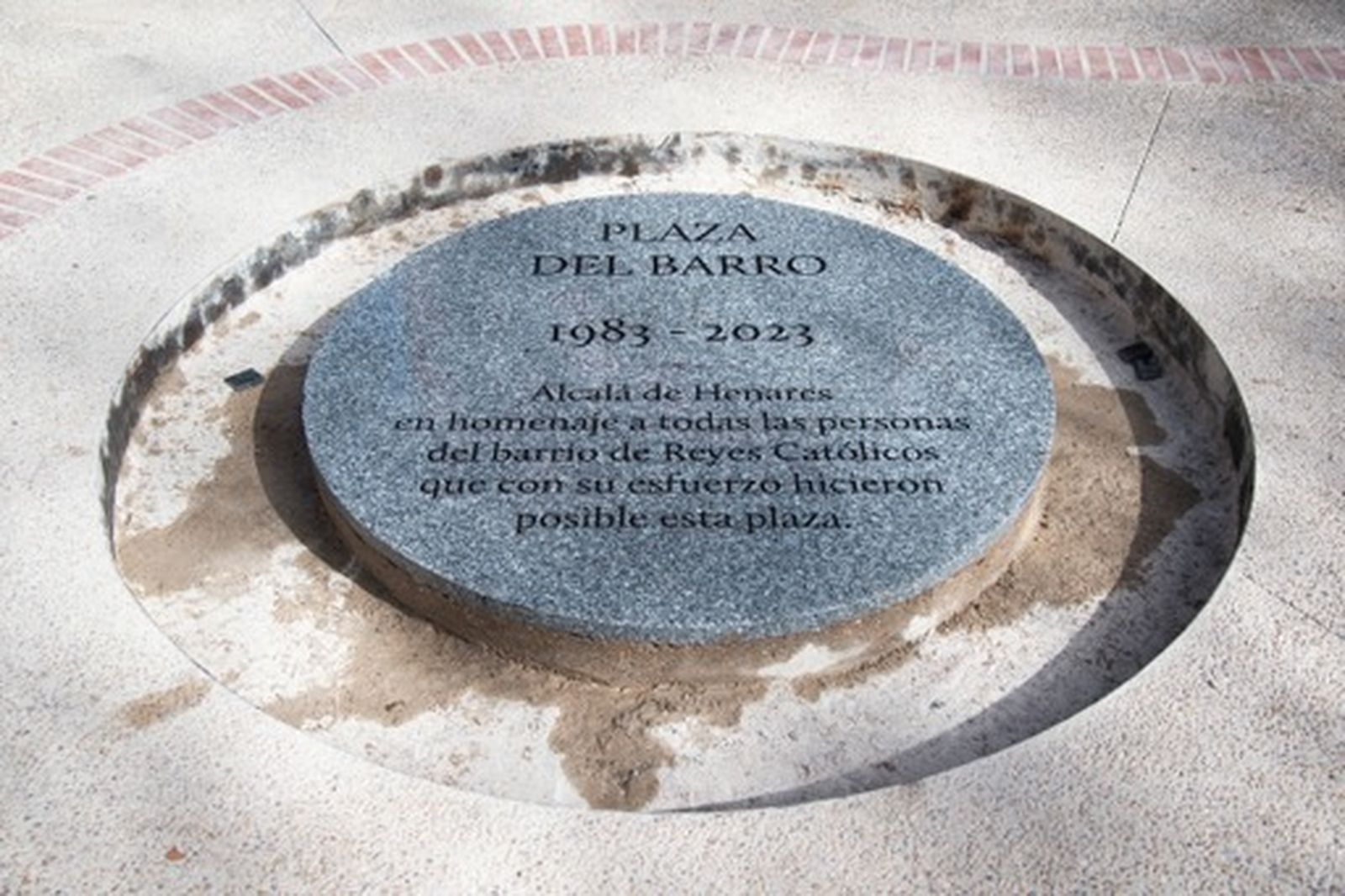El medallón del homenaje vecinal en la Plaza del Barro de Alcalá