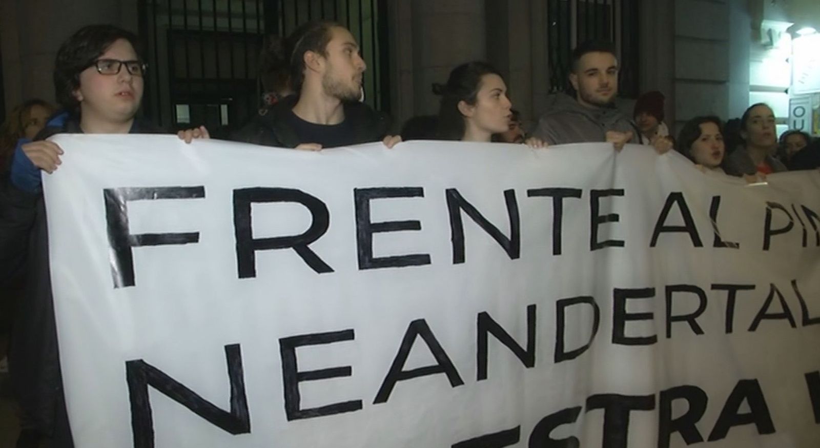 Profesores y estudiantes se manifiestan contra el 'pin parental' en el centro de Madrid