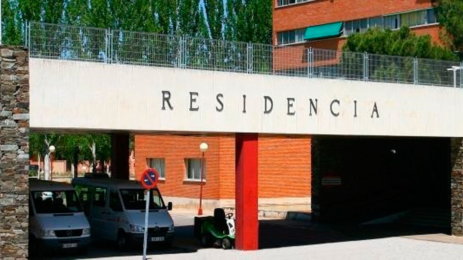 Acceso a la residencia de mayores Francisco de Vitoria, en Alcalá de Henares