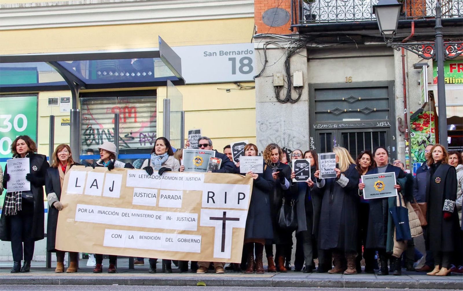 Letrados a las puertas de la sede del Ministerio de Justicia