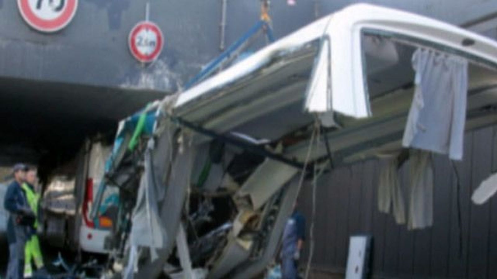 Al menos 24 heridos, cuatro graves, en el accidente de un autobús escolar español en Francia