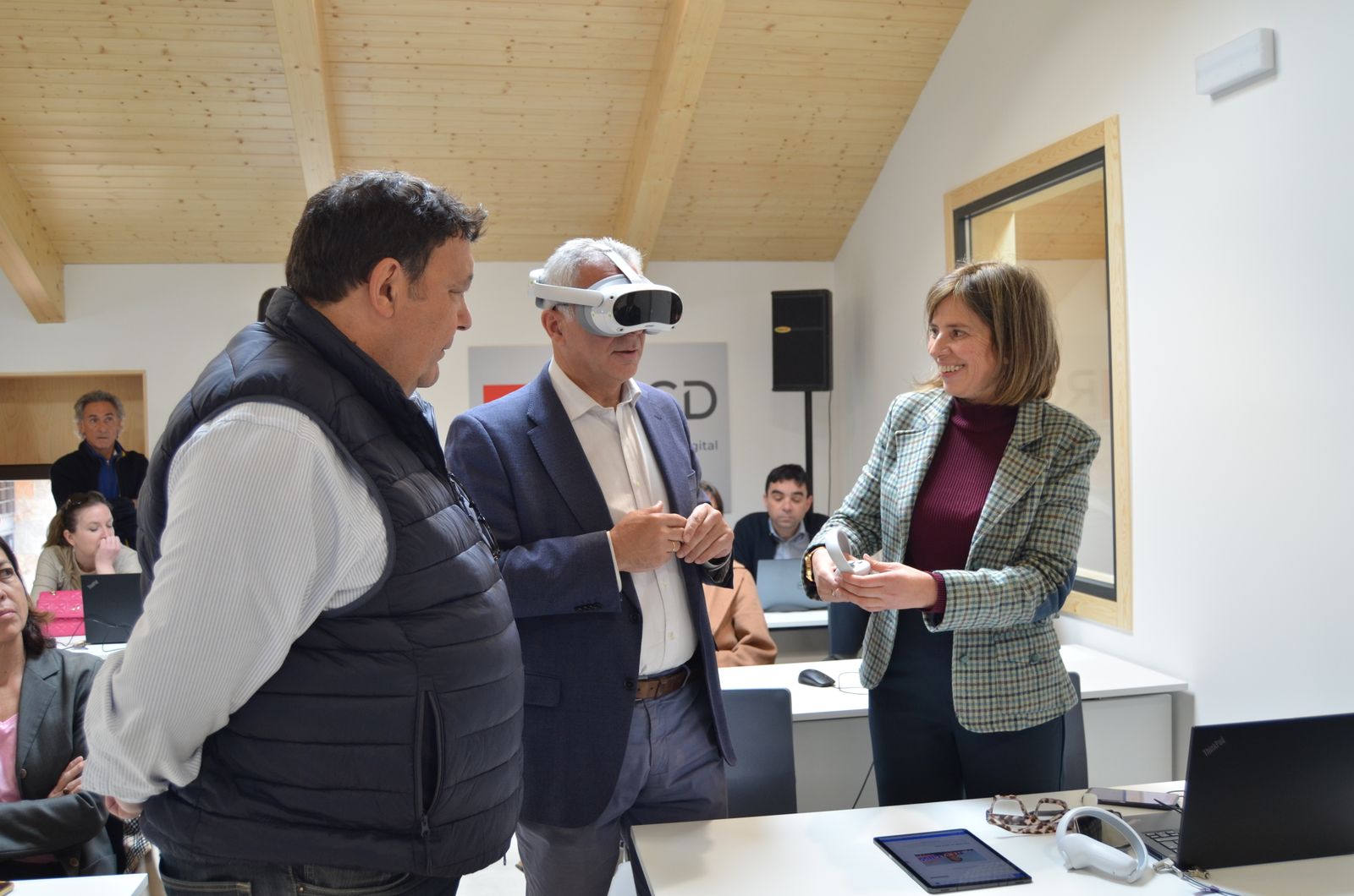 El consejero Carlos Izquierdo durante la presentación de las nuevas aulas de formación digital