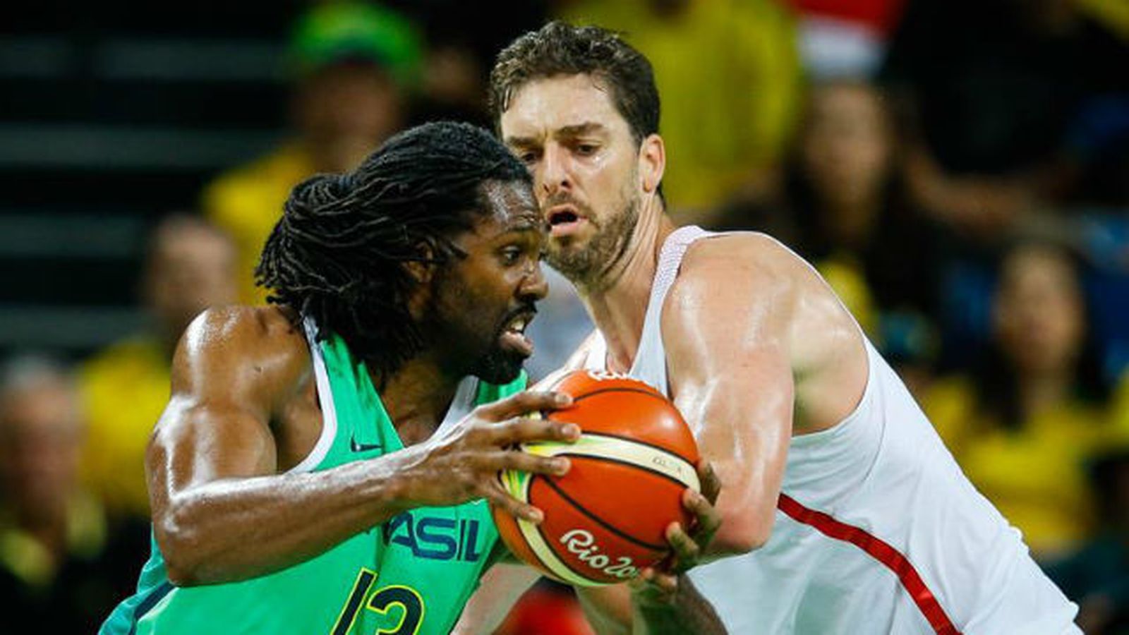 El jugador del equipo olímpico de España Pau Gasol en acción ante Anderson Varejao del equipo de Brasil