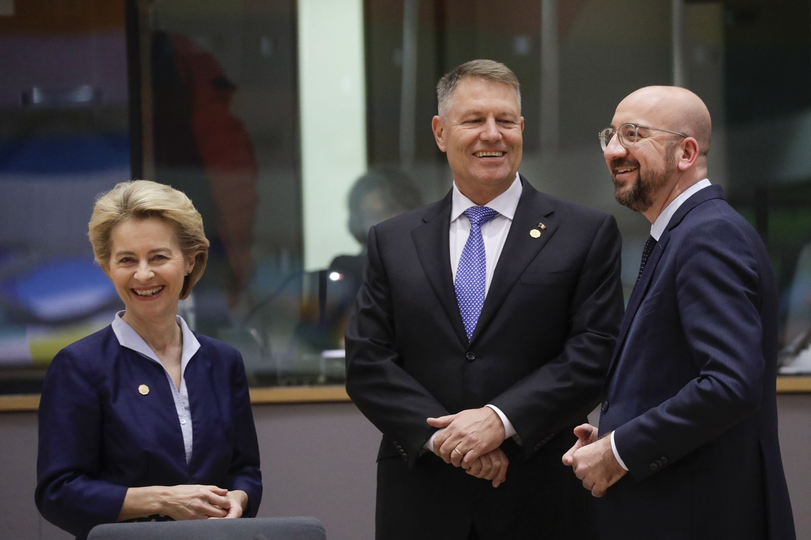 La presidenta de la Comisión Europea, Ursula Von der Leyen, el presidente rumano, Klaus Iohannis, y el presidente del Consejo Europeo, Charles Michel
