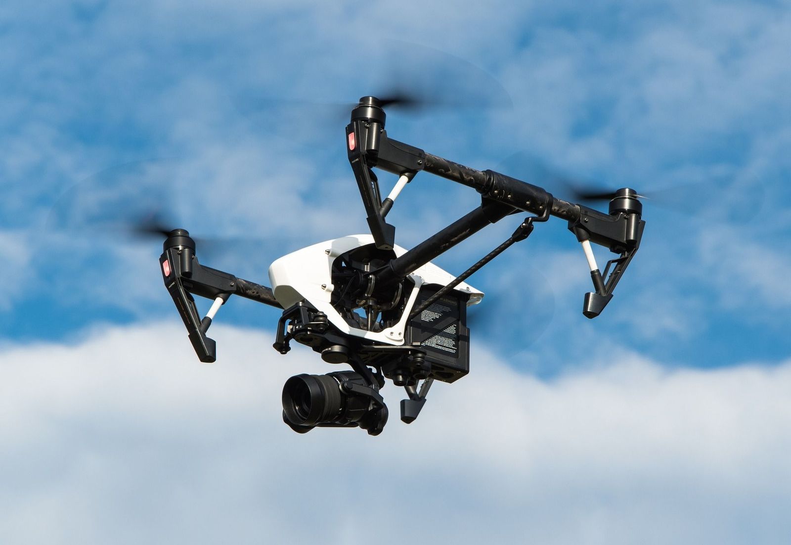 Los drones sustituyen a los fuegos artificiales en Brunete
