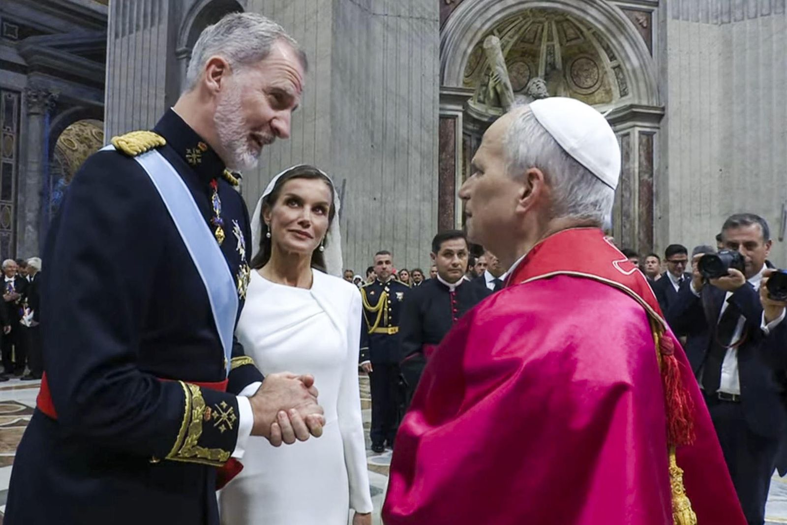 Los reyes de España saludan a León XIV