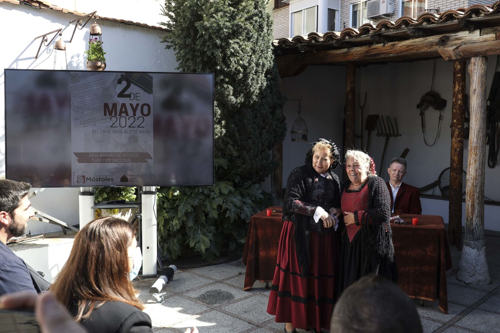 Dos mujeres ataviadas a la usanza de principios del siglo XVIII presentan las fiestas del Dos de Mayo en Móstoles