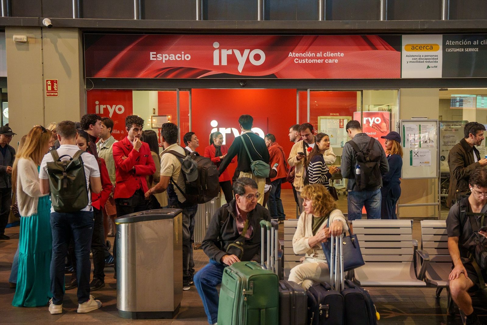 Viajeros en la estación de Santa Justa tras el accidente ferroviario ocurrido en Urda