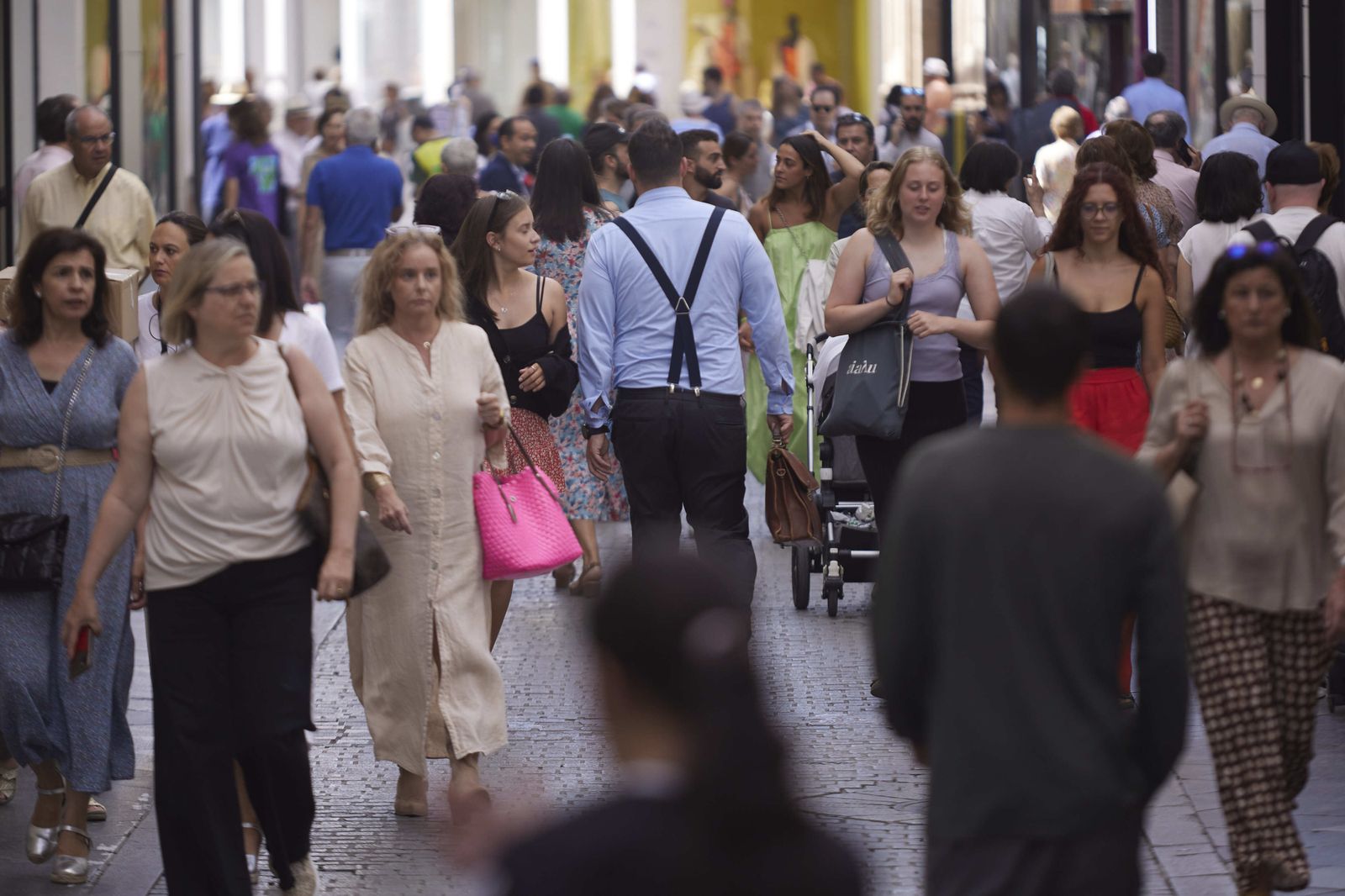 Multitud de personas en una calle