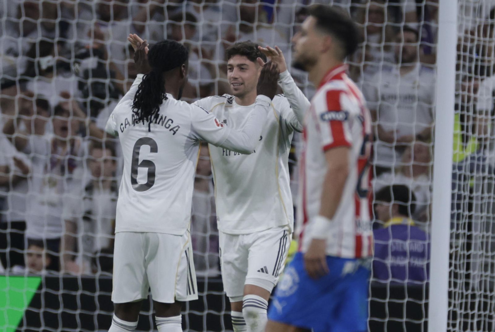 Camavinga y Fede Valverde celebran el gol ante el Girona