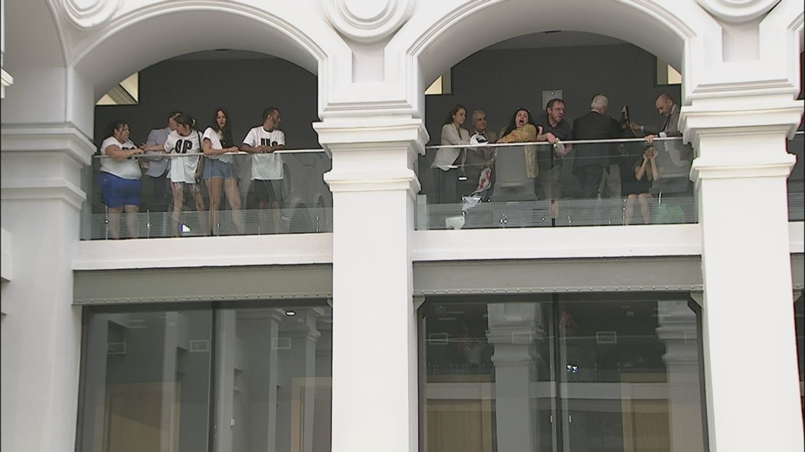 Vecinos contra política de vivienda son desalojados del Pleno de Cibeles con gritos de "cómplices" a la Corporación