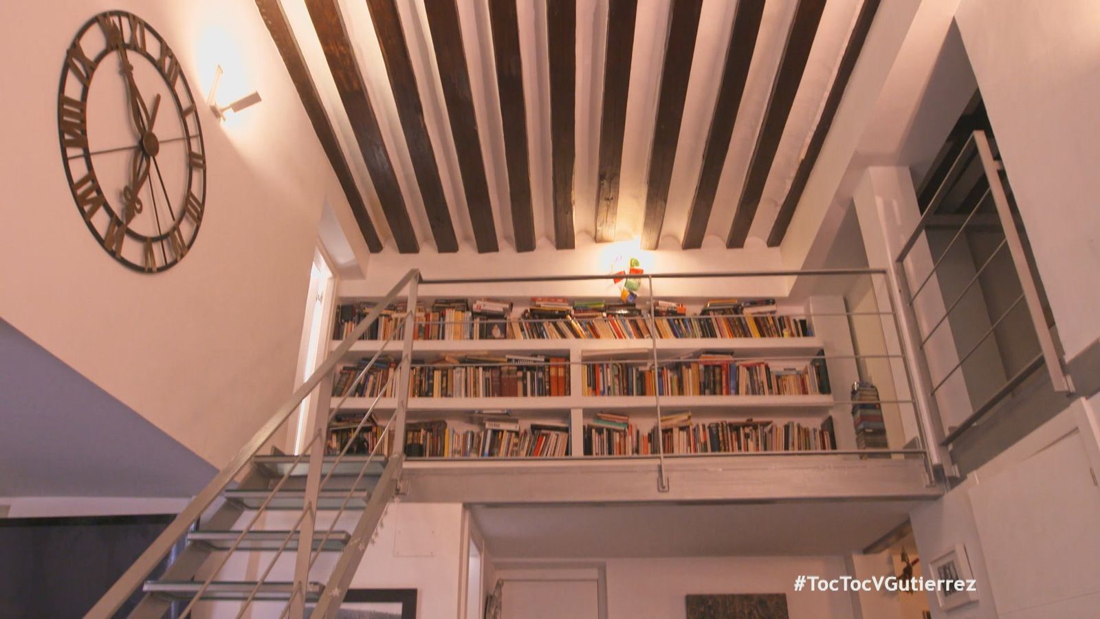 Y aquí tenemos la parte alta de este dúplex tan 'coqueto'. El altillo es una enorme librería con cerca de 4.000 títulos.