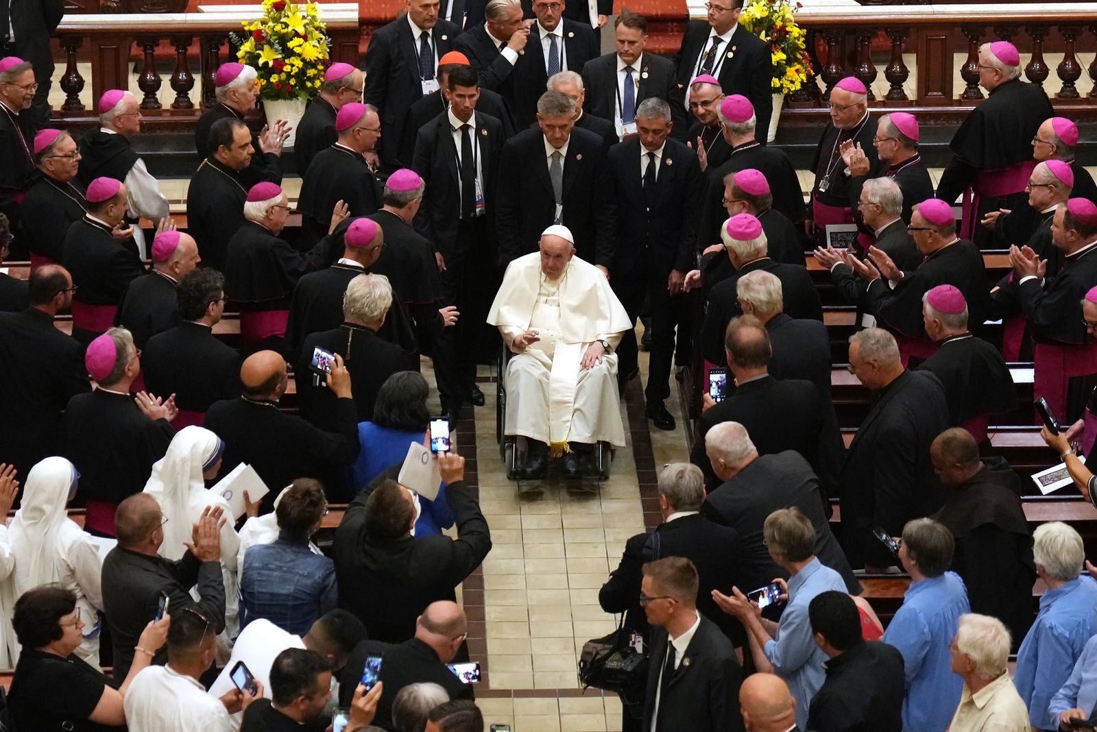 El Papa Francisco sale de la Catedral-Basílica de Notre-Dame de Quebec, en la ciudad de Quebec