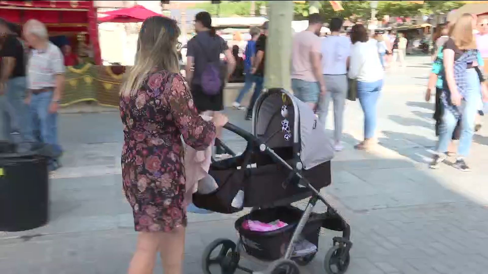 Una madre pasea a su bebé en Alcalá d Henares
