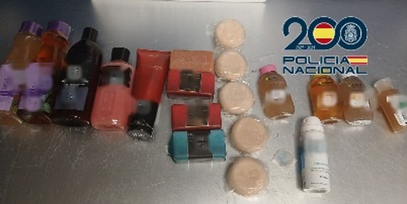 Botes de productos de higiene y jabones que camuflaban 4,5 kilos de cocaína en el aeropuerto de Barajas