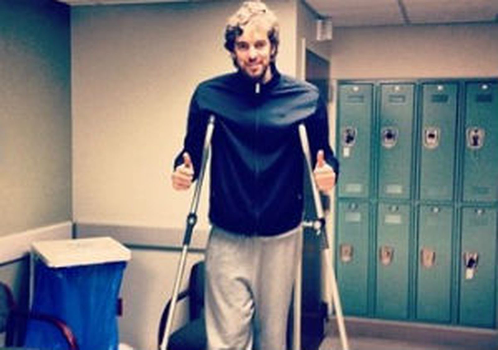 Pau Gasol, con muletas