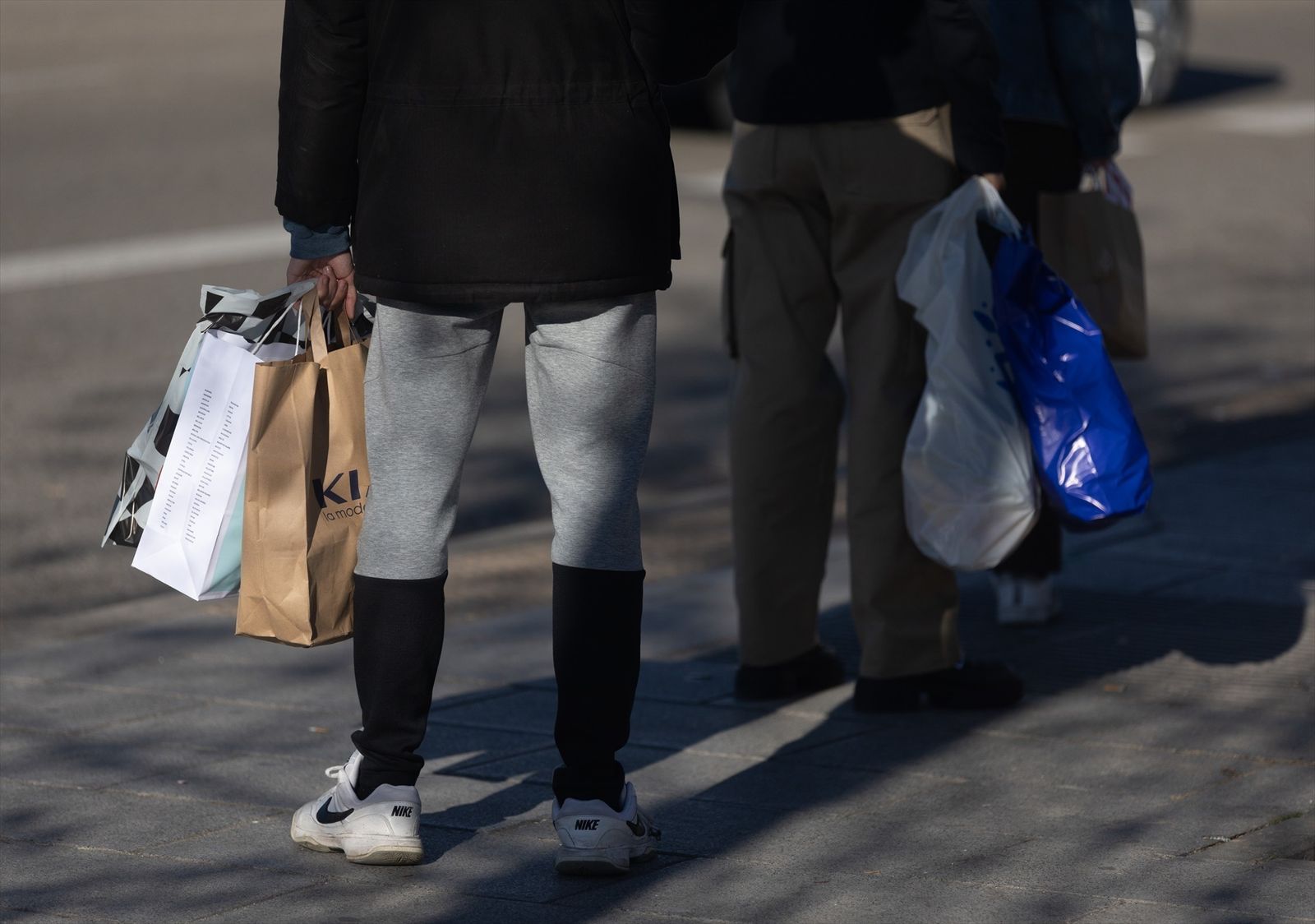 Personas con bolsas de compras