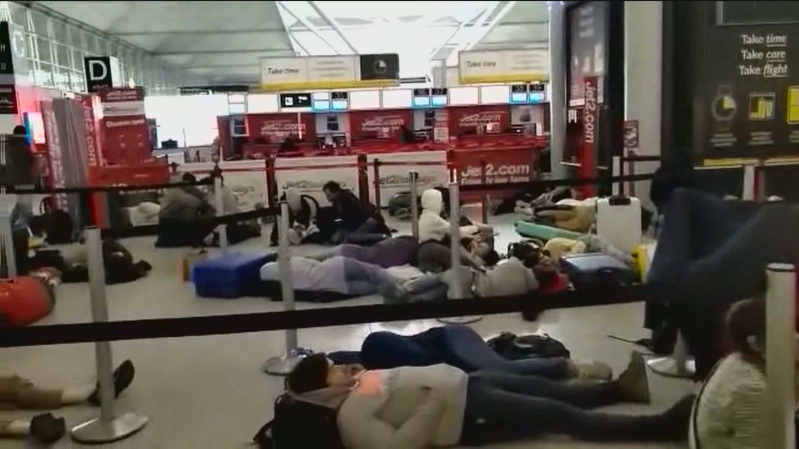 Un grupo de españoles atrapado en un aeropuerto de Londres tras la cancelación de su vuelo de Ryanair