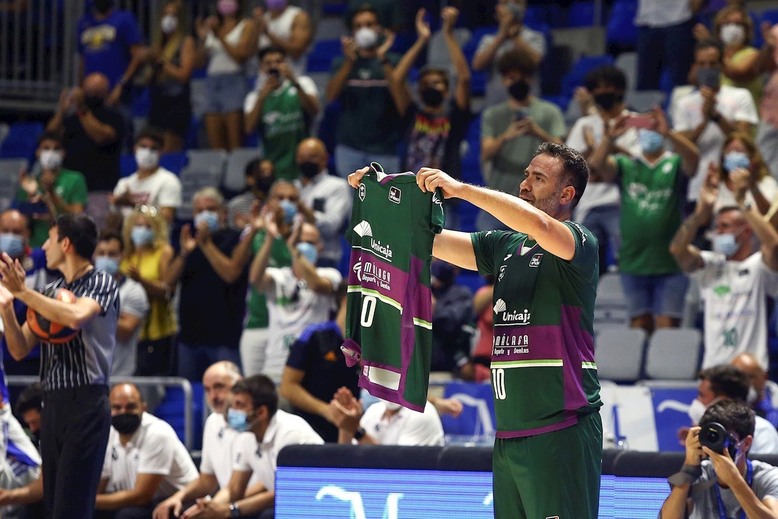 Carlos Cabezas se retira en el torneo Costa del Sol como jugador profesional, durante el homenaje recibido antes del partido entre Unicaja y Real Madrid
