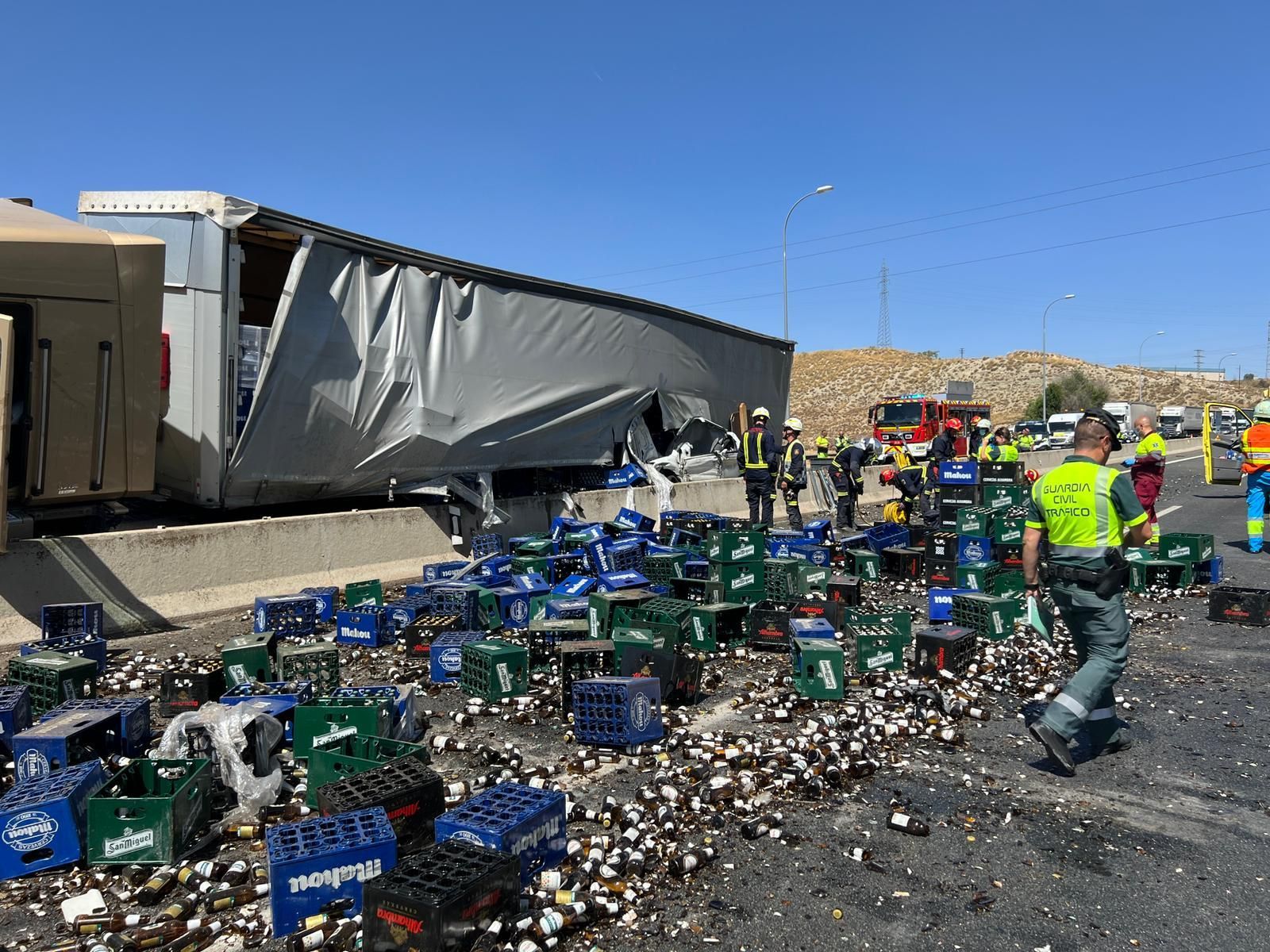 Envases de cervezas rotos y desperdigados por la calzada de la A-4