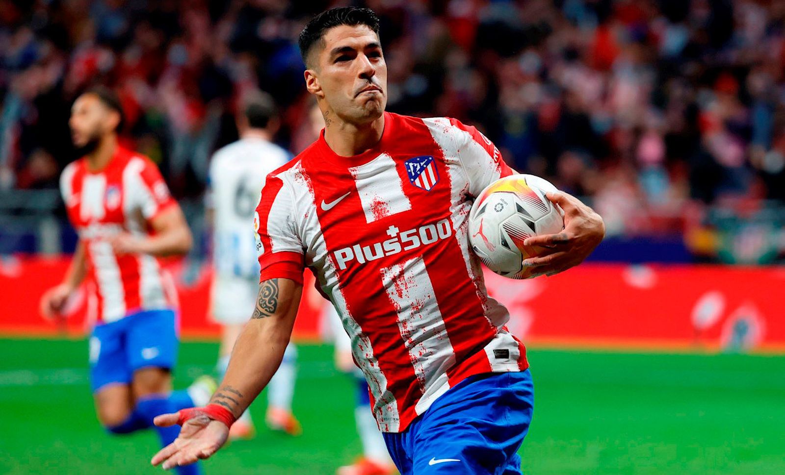 El delantero del Atlético de Madrid Luis Suárez celebra tras marcar el segundo gol ante la Real Sociedad
