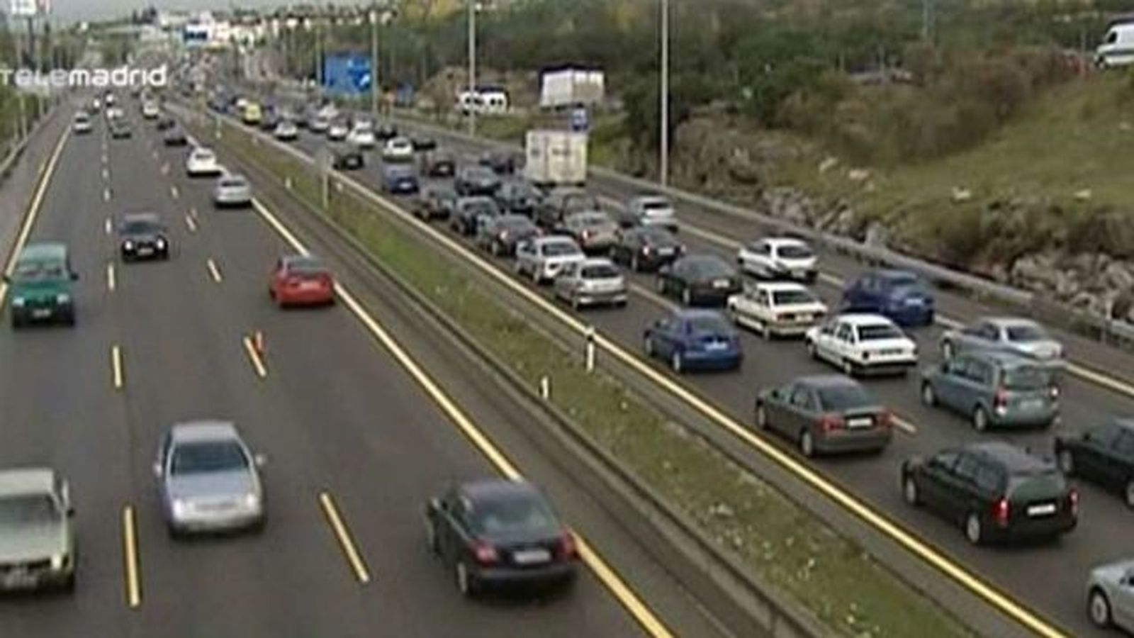 Atascos en las salidas de Madrid en las primeras horas del puente de mayo