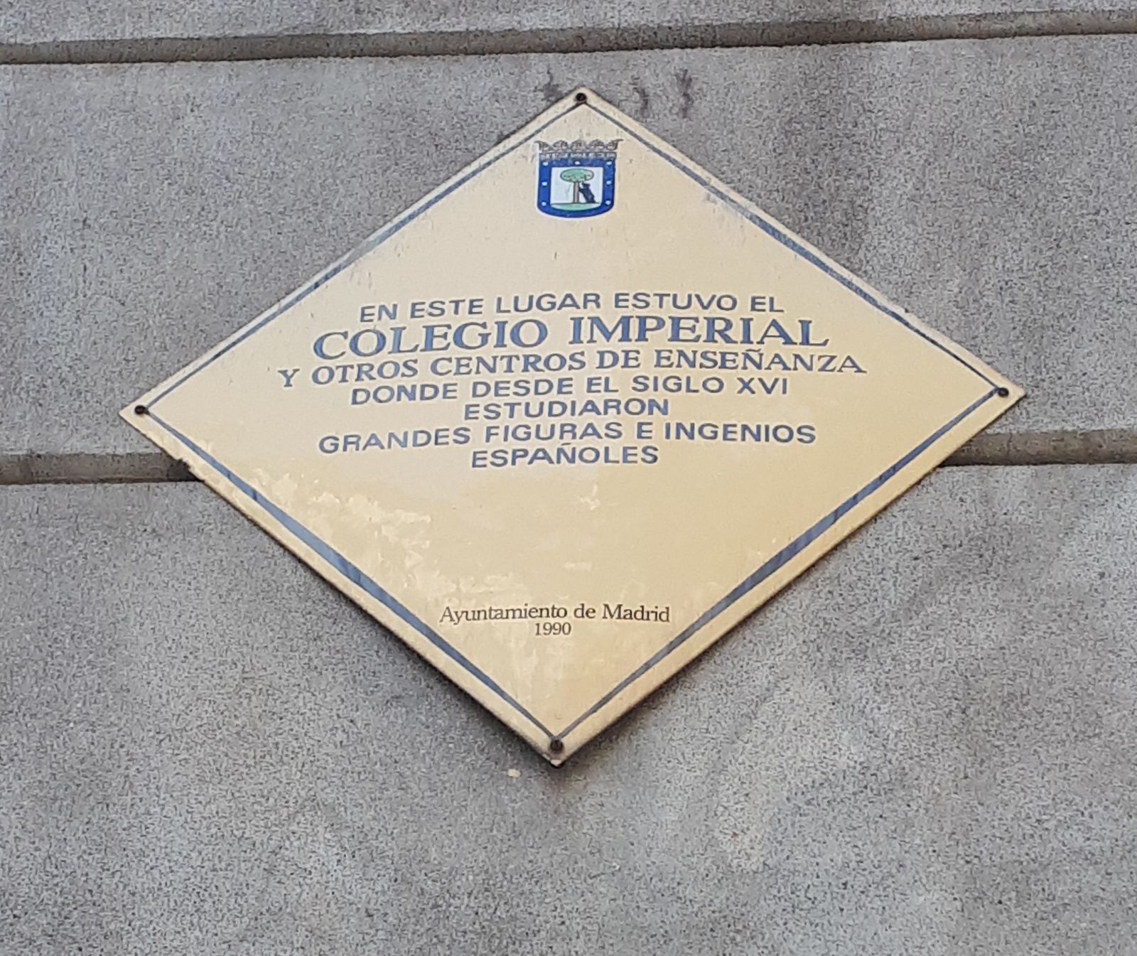 Placa en la Calle de los Estudios recordando la ubicación del Colegio Imperial