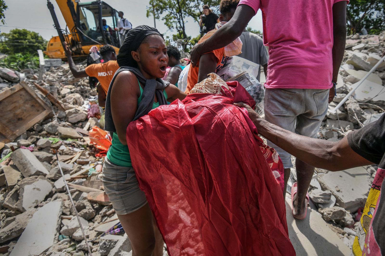 Labores de rescate entre los escombros en la localidad haitiana de Los Cayos