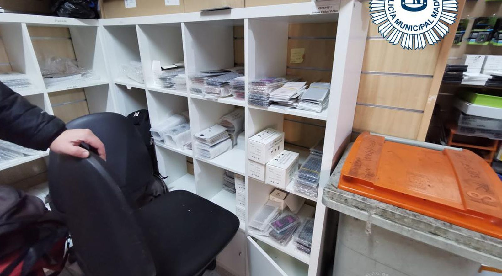 Artículos falsos para móviles requisados en una tienda de Retiro
