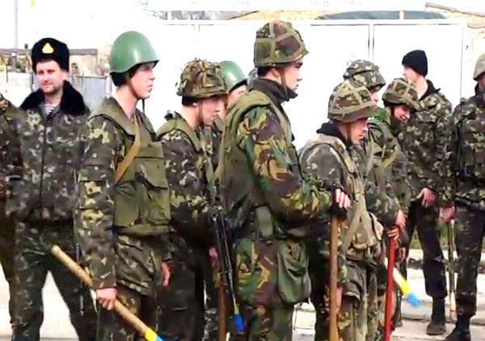 Ucrania autoriza el uso de armas a sus militares en Crimea