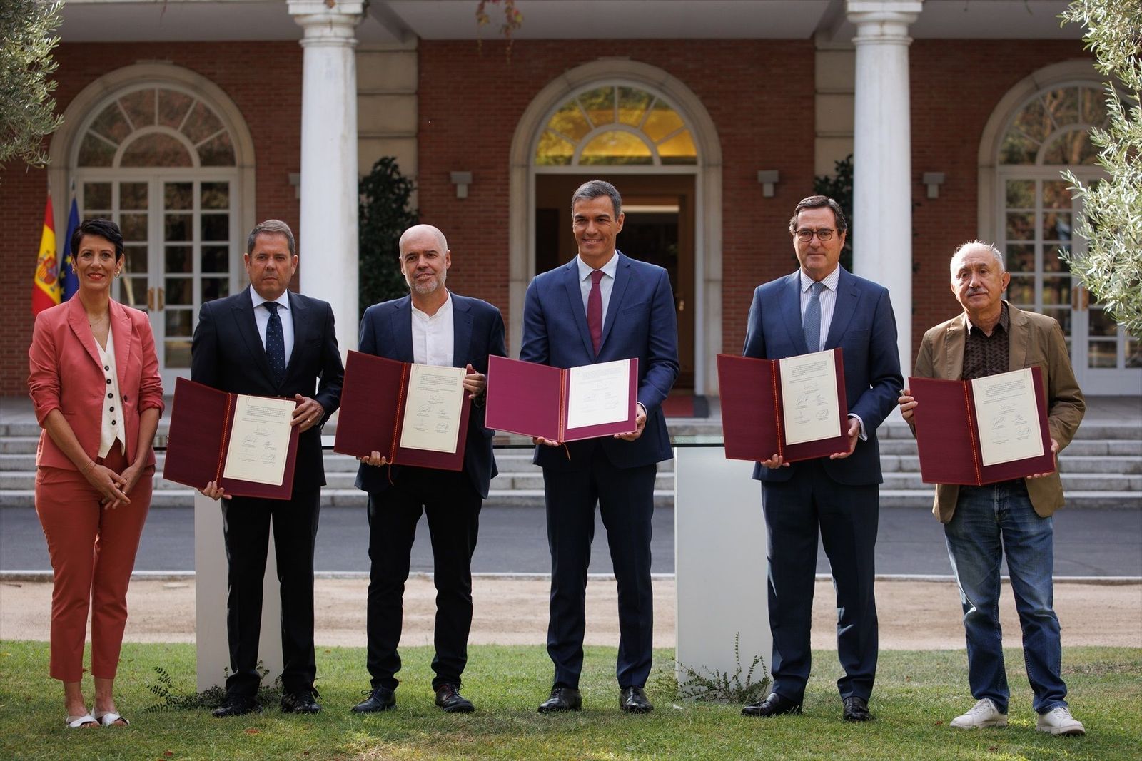 Sánchez firma con sindicatos y patronal un acuerdo de pensiones para el que no tiene garantizados los apoyos
