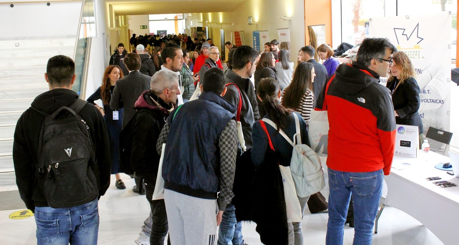 Asistentes a la feria de empleo de Coslada