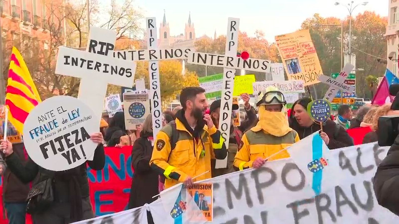 Empleados públicos interinos se concentran ante el Congreso para exigir que se les haga fijos