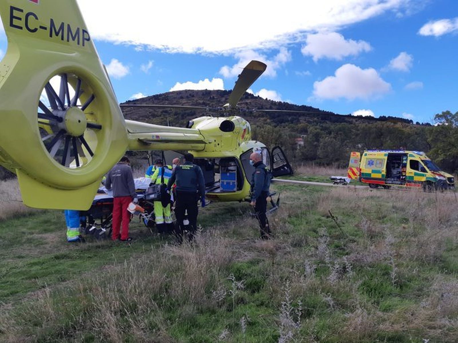 Preparativos para el traslado en helicóptero del hombre herido en Canencia