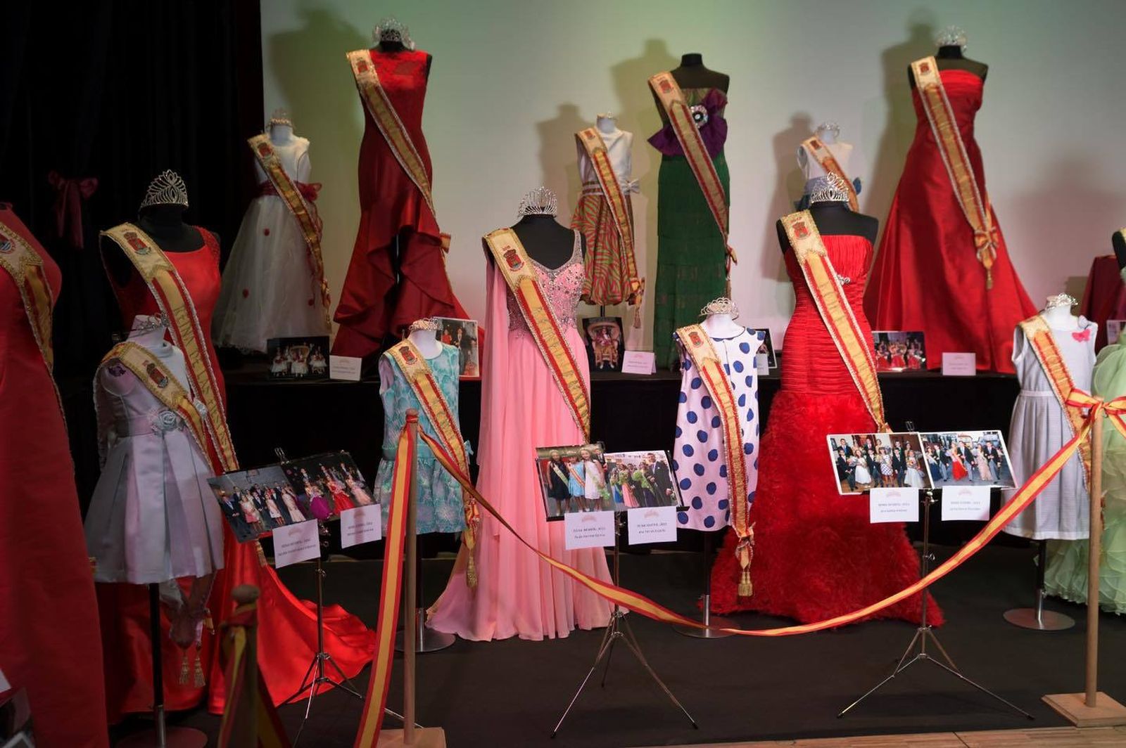 Algunos de los vestidos usados por las reinas de Perales de Tajuña