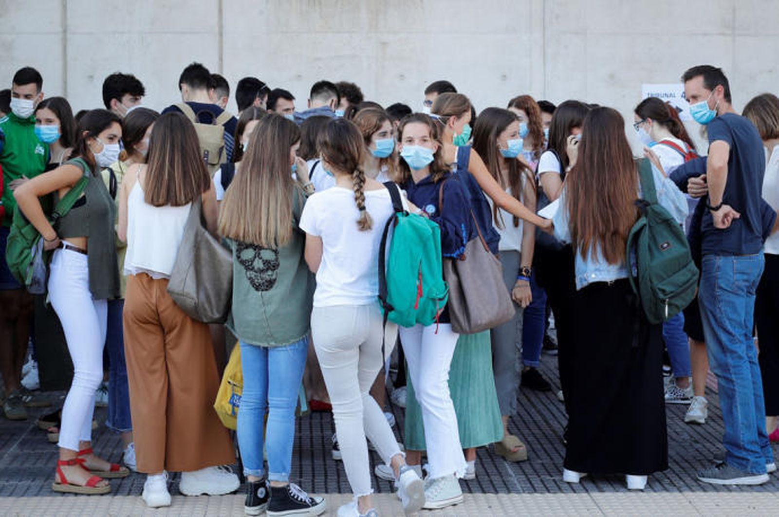 Estudiantes a la espera de realizar las pruebas de la Evau